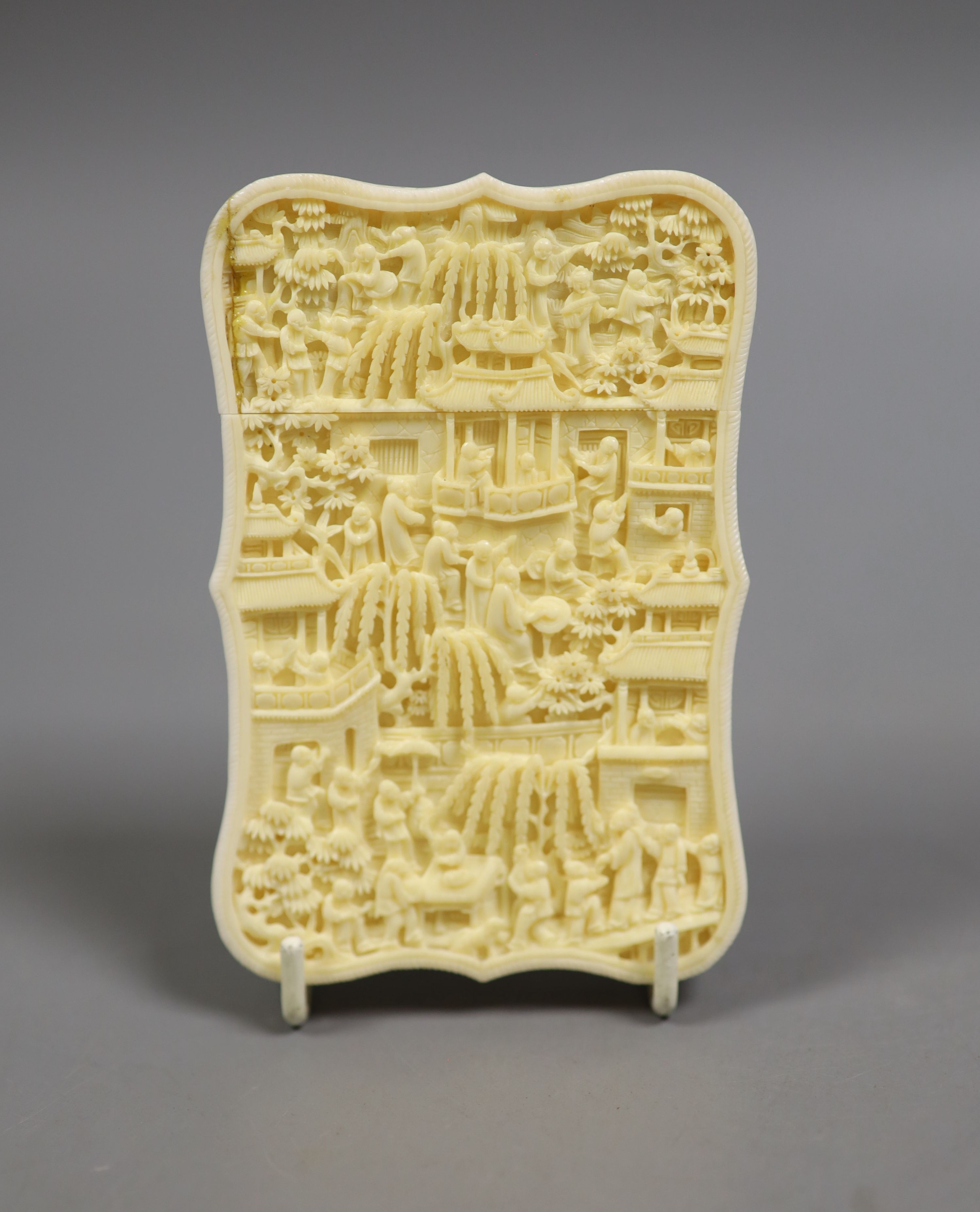 A 19th century Chinese Canton ivory card case, 11.2cm